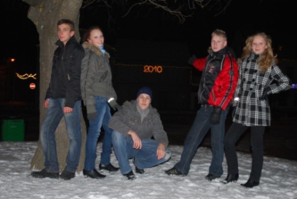Ar šmaukstošām bučām, laimes, prieka, veselības un visa cita laba vēlējumiem atkal vienu gadu ir nomainījis cits – jau 2010. Pie mums tas atnāca ar smalkām sniegpārslām,  nelielu vēja pūsmu un varen krāšņu salūtu pilsētas centrā.   Tik...