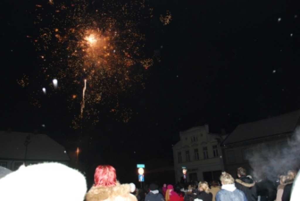 Ar šmaukstošām bučām, laimes, prieka, veselības un visa cita laba vēlējumiem atkal vienu gadu ir nomainījis cits – jau 2010. Pie mums tas atnāca ar smalkām sniegpārslām,  nelielu vēja pūsmu un varen krāšņu salūtu pilsētas centrā.   Tik...