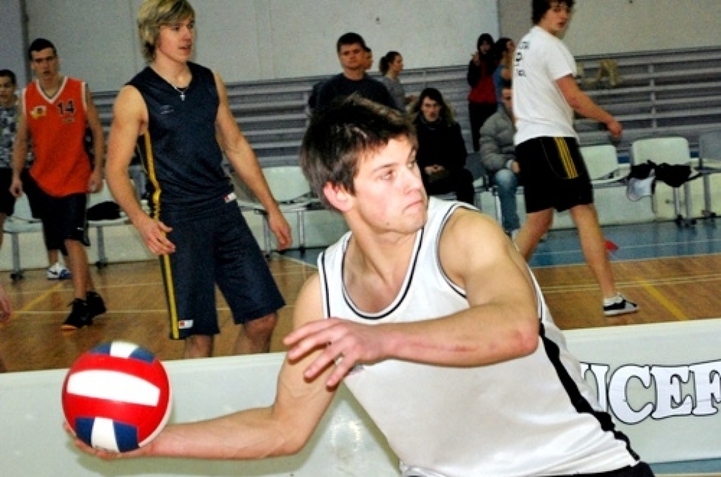 Bauskas 1. vidusskolas sporta spartakiādē 18. februārī starp vidusskolu klasēm tika sadalītas vietas tādā sporta veidā kā tautas bumba. Starp meitenēm trešo vietu ieguva 12. c klases meitenes, otrajā vietā – 12. a klase. Bet pirmo vietu...
Autors: Uldis Varnevičs