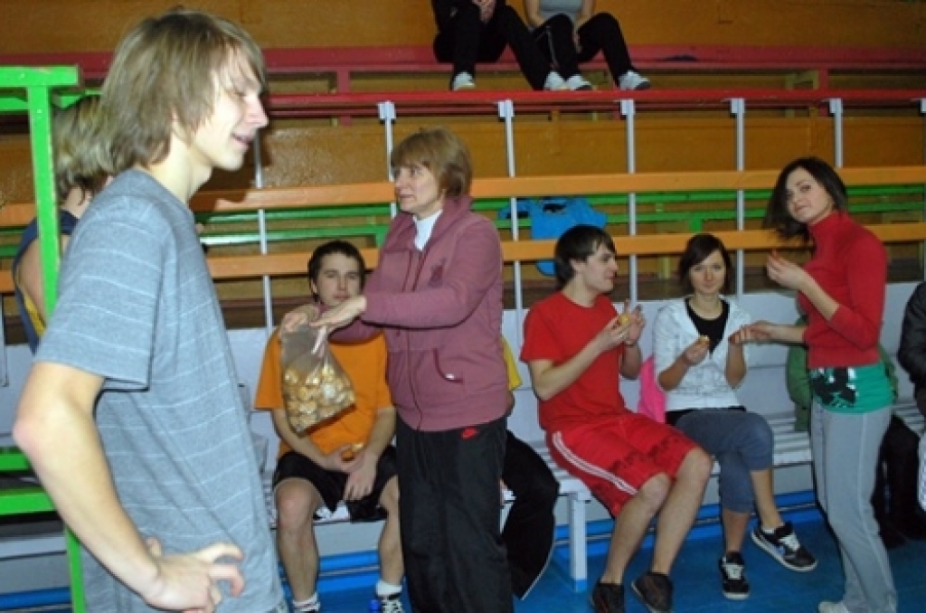 Bauskas 1. vidusskolas sporta spartakiādē 18. februārī starp vidusskolu klasēm tika sadalītas vietas tādā sporta veidā kā tautas bumba. Starp meitenēm trešo vietu ieguva 12. c klases meitenes, otrajā vietā – 12. a klase. Bet pirmo vietu...
Autors: Uldis Varnevičs