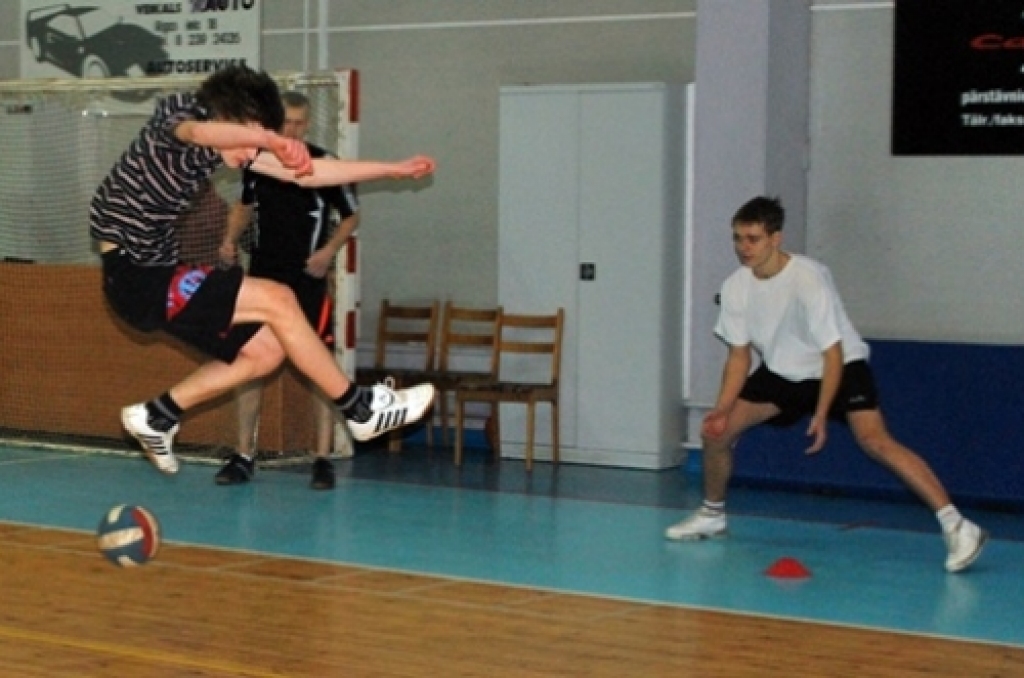 Bauskas 1. vidusskolas sporta spartakiādē 18. februārī starp vidusskolu klasēm tika sadalītas vietas tādā sporta veidā kā tautas bumba. Starp meitenēm trešo vietu ieguva 12. c klases meitenes, otrajā vietā – 12. a klase. Bet pirmo vietu...
Autors: Uldis Varnevičs
