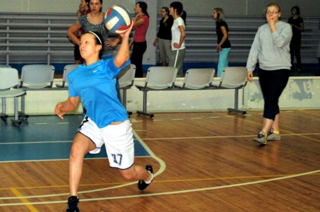 Bauskas 1. vidusskolas sporta spartakiādē 18. februārī starp vidusskolu klasēm tika sadalītas vietas tādā sporta veidā kā tautas bumba. Starp meitenēm trešo vietu ieguva 12. c klases meitenes, otrajā vietā – 12. a klase. Bet pirmo vietu...
Autors: Uldis Varnevičs