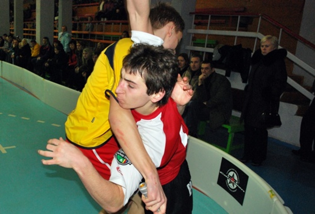 20. un 21. februārī Bauskā notika Latvijas Florbola federācijas virslīgas turnīra izslēgšanas spēļu pirmā kārta. Sacentās FK «Bauska» ar «Lielvārdes» komandu. Lai arī spēles bija skaistas, agresīvas un aizraujošas, tomēr abās mājinieki...
Autors: Uldis Varnevičs