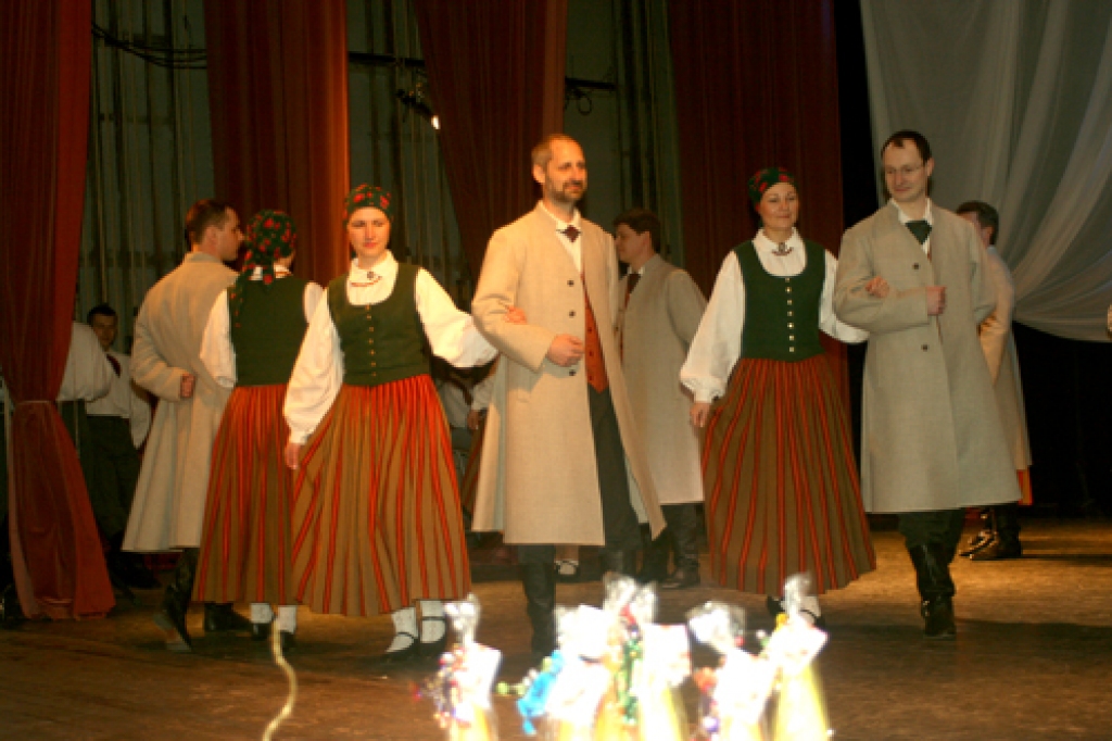 Bauskas tautas nama vidējās paaudzes deju kopas «Mēmele» jubilejas koncertā 20. februārī piedalījās arī dalībnieku bērni un draugu kopas no Jelgavas, Carnikavas un Ķeguma. 
Visjaukākie bija programmas numuri, kad «Mēmeles» vīrieši ar...