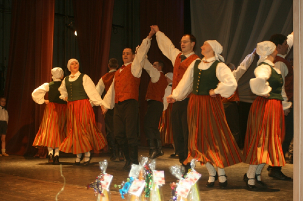 Bauskas tautas nama vidējās paaudzes deju kopas «Mēmele» jubilejas koncertā 20. februārī piedalījās arī dalībnieku bērni un draugu kopas no Jelgavas, Carnikavas un Ķeguma. 
Visjaukākie bija programmas numuri, kad «Mēmeles» vīrieši ar...