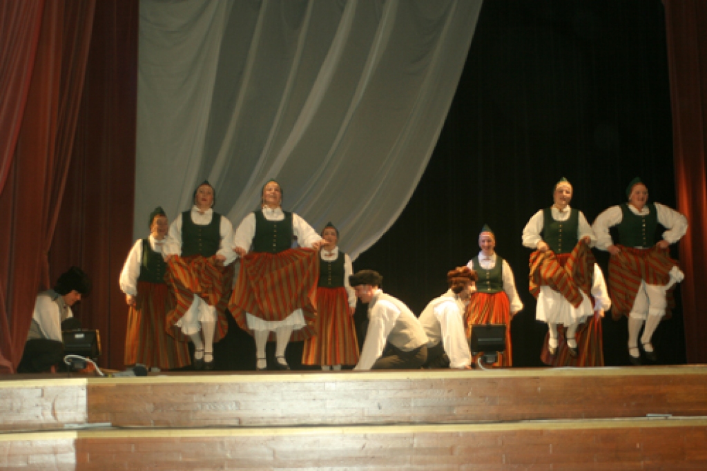 Bauskas tautas nama vidējās paaudzes deju kopas «Mēmele» jubilejas koncertā 20. februārī piedalījās arī dalībnieku bērni un draugu kopas no Jelgavas, Carnikavas un Ķeguma. 
Visjaukākie bija programmas numuri, kad «Mēmeles» vīrieši ar...