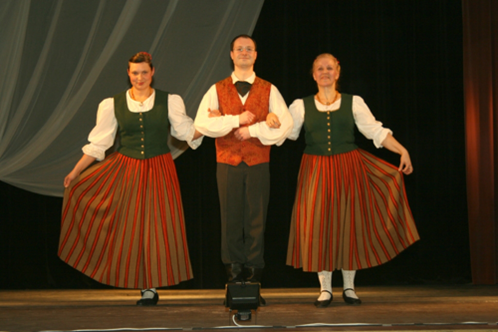 Bauskas tautas nama vidējās paaudzes deju kopas «Mēmele» jubilejas koncertā 20. februārī piedalījās arī dalībnieku bērni un draugu kopas no Jelgavas, Carnikavas un Ķeguma. 
Visjaukākie bija programmas numuri, kad «Mēmeles» vīrieši ar...