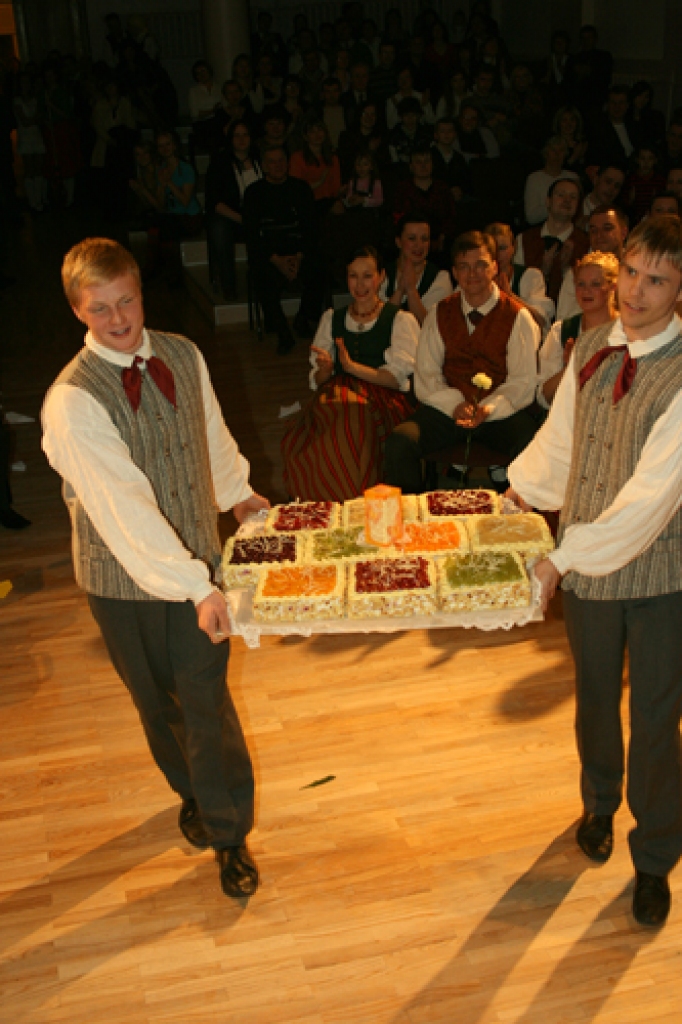 Bauskas tautas nama vidējās paaudzes deju kopas «Mēmele» jubilejas koncertā 20. februārī piedalījās arī dalībnieku bērni un draugu kopas no Jelgavas, Carnikavas un Ķeguma. 
Visjaukākie bija programmas numuri, kad «Mēmeles» vīrieši ar...