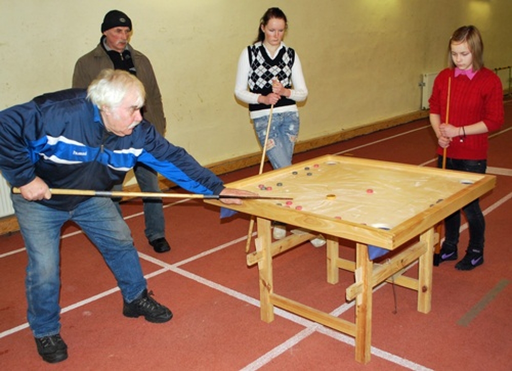 Bauskas novada atklātajā čempionātā novusā noskaidroti labākie pāri. Šo titulu ieguvuši Vilnis Pelcers un Staņislavs Bednarčiks vīru konkurencē. V. Pelcers un Marina Rīna bija labākie jaukto pāru sacensībās. Sieviešu pāru sacensībās...
Autors: Uldis Varnevičs