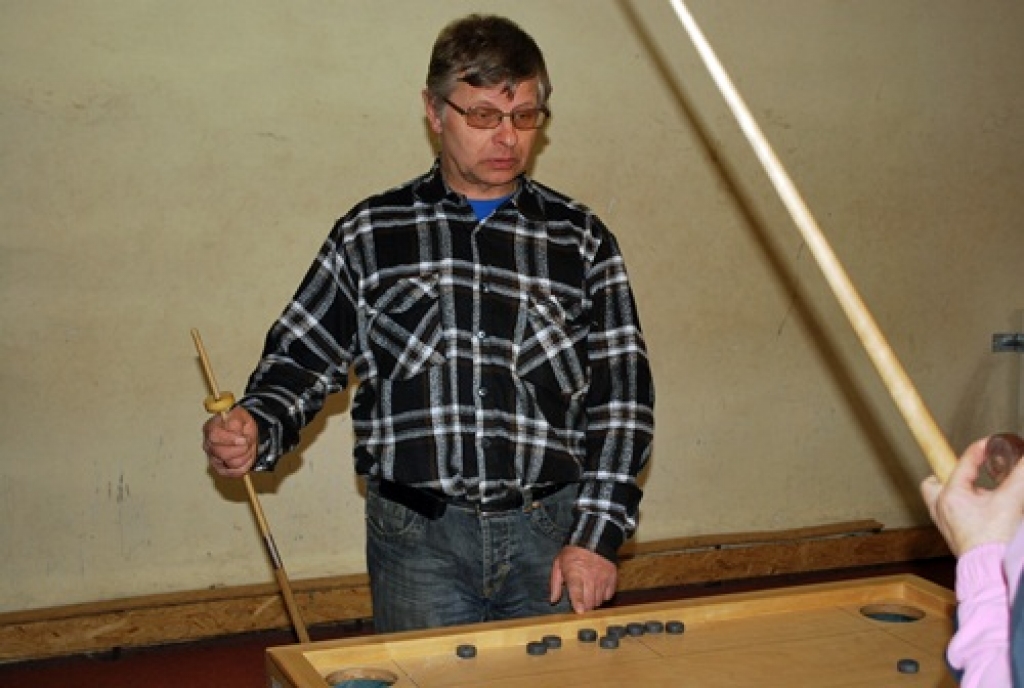 Bauskas novada atklātajā čempionātā novusā noskaidroti labākie pāri. Šo titulu ieguvuši Vilnis Pelcers un Staņislavs Bednarčiks vīru konkurencē. V. Pelcers un Marina Rīna bija labākie jaukto pāru sacensībās. Sieviešu pāru sacensībās...
Autors: Uldis Varnevičs
