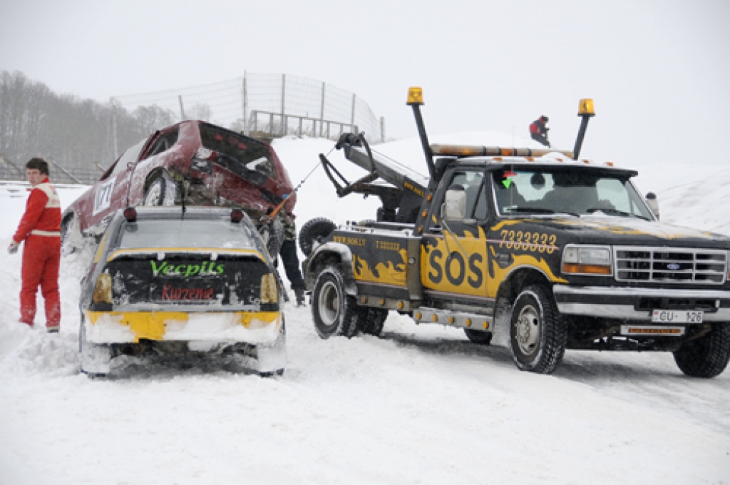 Mūsas trasē 20. februārī folkreisā startēja 14 sportistu, nacionālajā klasē autokrosā – 10 dalībnieku. Fotogrāfijās sniedzam ieskatu šajā autosporta ziemas izrādē.
Autors: Ivars Bogdanovs