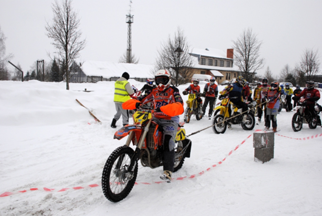 Vecumnieku novada Stelpes pagasta Pīlādžu mototrasē 20. februārī risinājās Baltijas valstu čempionāts skijoringā. Tās ir pirmās šāda mēroga sacensības neatkarīgajā Latvijā. Fotoattēlos piedāvājam ieskatu šajās aizraujošajās sacīkstēs.
Autors: Juris Iļņickis