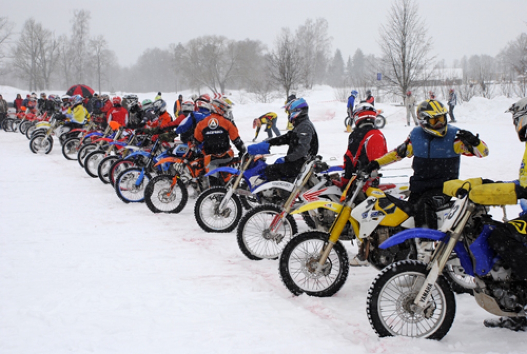 Vecumnieku novada Stelpes pagasta Pīlādžu mototrasē 20. februārī risinājās Baltijas valstu čempionāts skijoringā. Tās ir pirmās šāda mēroga sacensības neatkarīgajā Latvijā. Fotoattēlos piedāvājam ieskatu šajās aizraujošajās sacīkstēs.
Autors: Juris Iļņickis