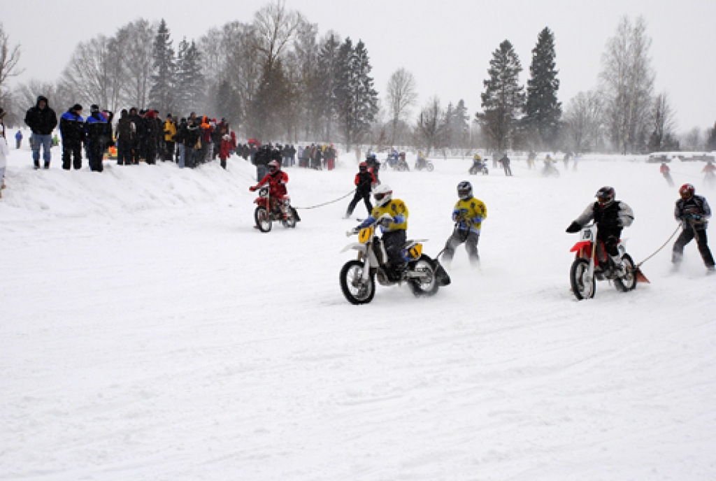 Vecumnieku novada Stelpes pagasta Pīlādžu mototrasē 20. februārī risinājās Baltijas valstu čempionāts skijoringā. Tās ir pirmās šāda mēroga sacensības neatkarīgajā Latvijā. Fotoattēlos piedāvājam ieskatu šajās aizraujošajās sacīkstēs.
Autors: Juris Iļņickis