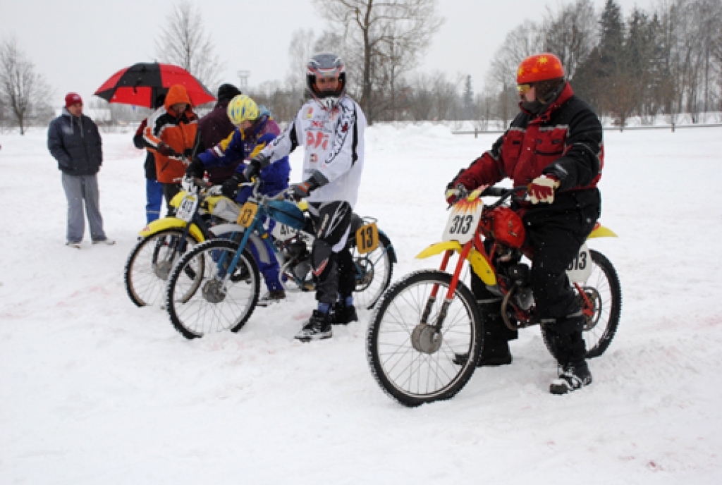 Vecumnieku novada Stelpes pagasta Pīlādžu mototrasē 20. februārī risinājās Baltijas valstu čempionāts skijoringā. Tās ir pirmās šāda mēroga sacensības neatkarīgajā Latvijā. Fotoattēlos piedāvājam ieskatu šajās aizraujošajās sacīkstēs.
Autors: Juris Iļņickis