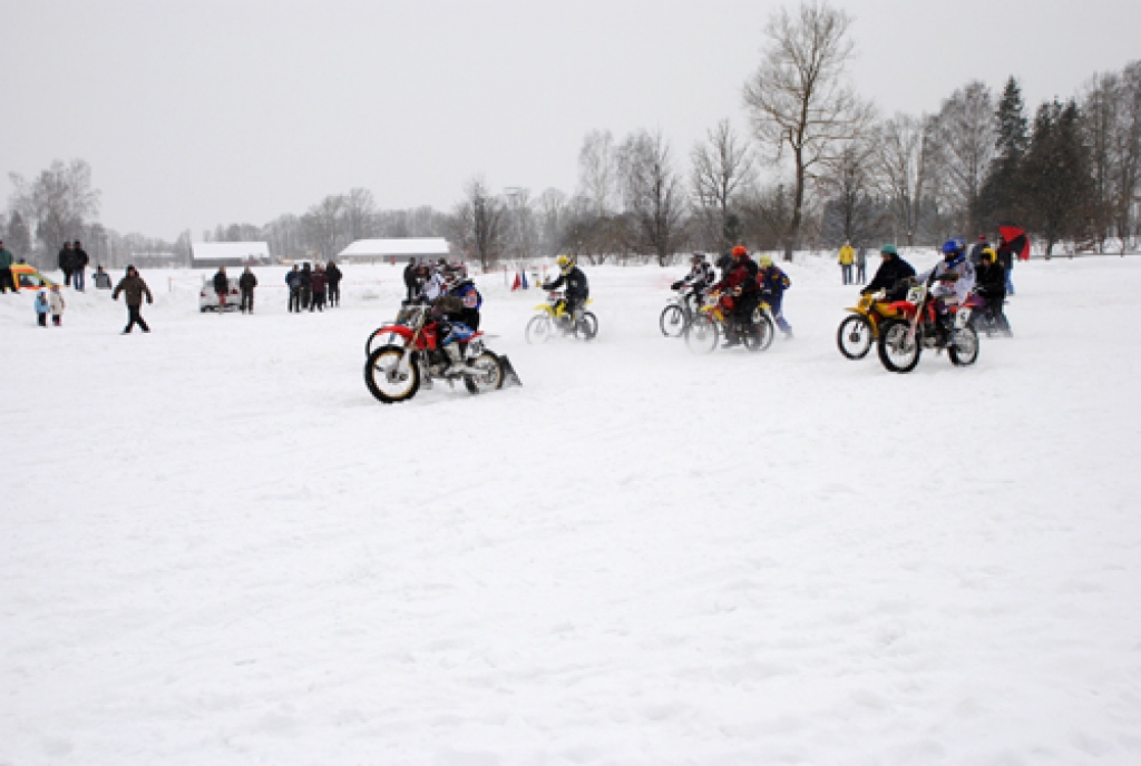 Vecumnieku novada Stelpes pagasta Pīlādžu mototrasē 20. februārī risinājās Baltijas valstu čempionāts skijoringā. Tās ir pirmās šāda mēroga sacensības neatkarīgajā Latvijā. Fotoattēlos piedāvājam ieskatu šajās aizraujošajās sacīkstēs.
Autors: Juris Iļņickis