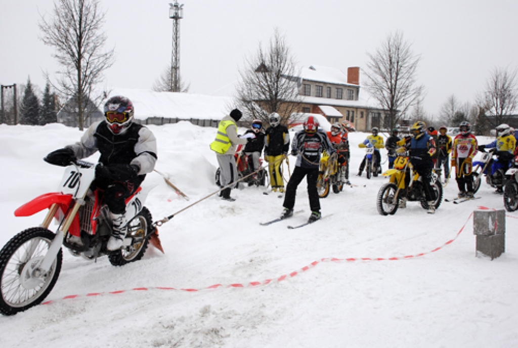 Vecumnieku novada Stelpes pagasta Pīlādžu mototrasē 20. februārī risinājās Baltijas valstu čempionāts skijoringā. Tās ir pirmās šāda mēroga sacensības neatkarīgajā Latvijā. Fotoattēlos piedāvājam ieskatu šajās aizraujošajās sacīkstēs.
Autors: Juris Iļņickis