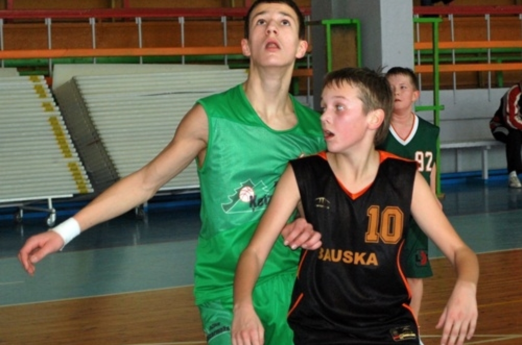 Latvijas «Swedbank» jaunatnes basketbola līgas sacensības notika 13. un 14. februārī. Bauskas D1 grupas komanda turnīra tabulā savā grupā ir piektajā vietā. Tā uzvarēja komandu «Ķeizarmežs» ar 54:26, bet 14. februārī piekāpās vienībai...
Autors: Uldis Varnevičs