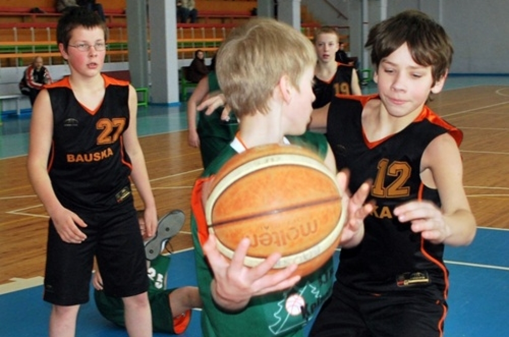 Latvijas «Swedbank» jaunatnes basketbola līgas sacensības notika 13. un 14. februārī. Bauskas D1 grupas komanda turnīra tabulā savā grupā ir piektajā vietā. Tā uzvarēja komandu «Ķeizarmežs» ar 54:26, bet 14. februārī piekāpās vienībai...
Autors: Uldis Varnevičs