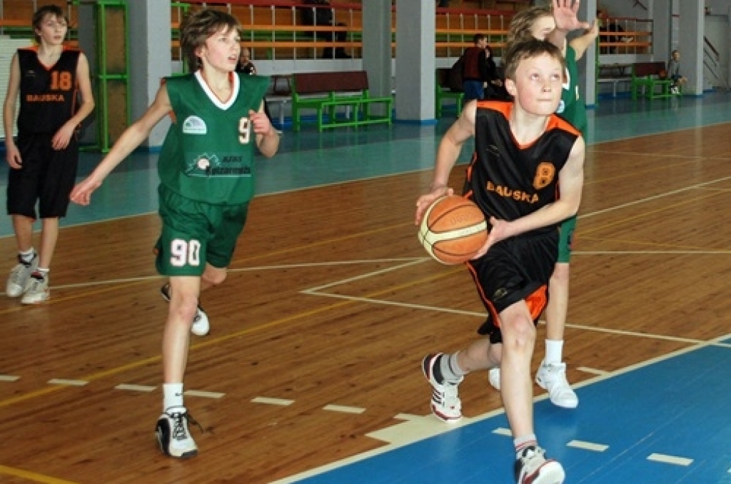 Latvijas «Swedbank» jaunatnes basketbola līgas sacensības notika 13. un 14. februārī. Bauskas D1 grupas komanda turnīra tabulā savā grupā ir piektajā vietā. Tā uzvarēja komandu «Ķeizarmežs» ar 54:26, bet 14. februārī piekāpās vienībai...
Autors: Uldis Varnevičs