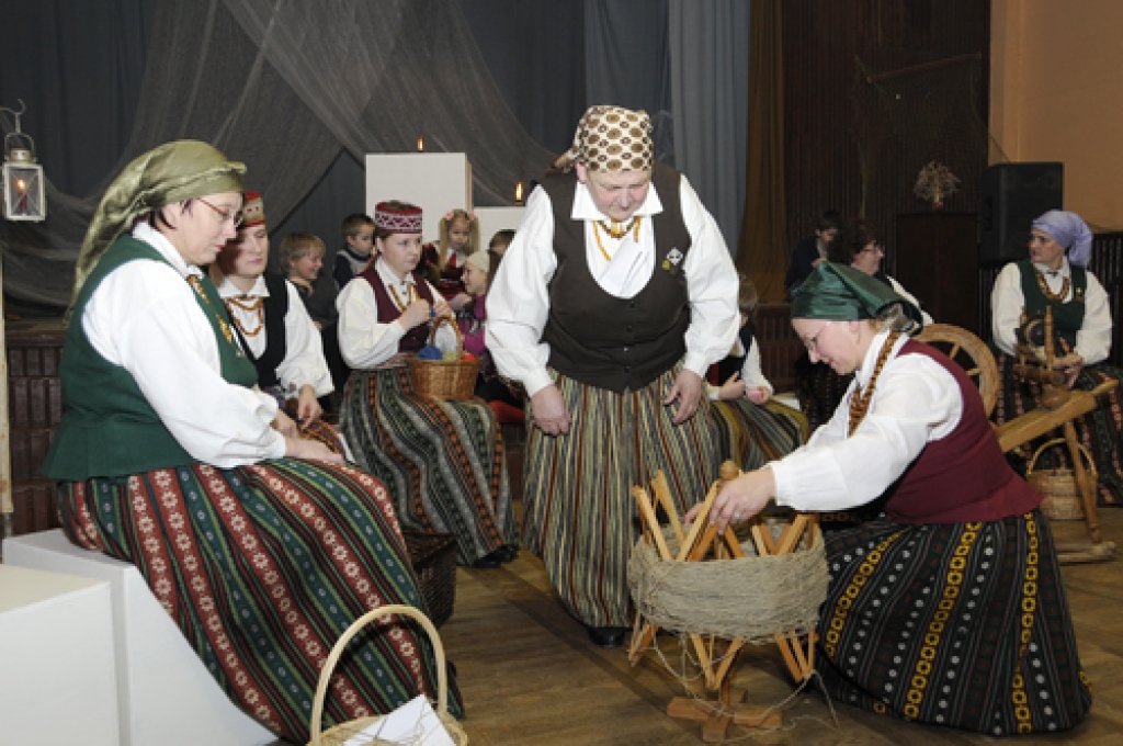 Svinot Sveču dienu, ikviens svitenieks bija aicināts atnest sveci vai svečturi uz izstādi. Vietējā tautas namā 17. februārī kopumā bija 127 sveces un 88 svečturi. Pieaugušo un bērnu folkloras kopas dziedāja, aicināja rotaļās. Tika...
Autors: Ivars Bogdanovs