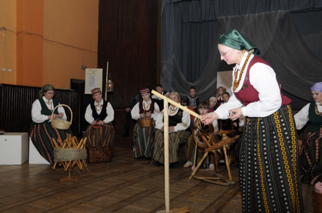 Svinot Sveču dienu, ikviens svitenieks bija aicināts atnest sveci vai svečturi uz izstādi. Vietējā tautas namā 17. februārī kopumā bija 127 sveces un 88 svečturi. Pieaugušo un bērnu folkloras kopas dziedāja, aicināja rotaļās. Tika...
Autors: Ivars Bogdanovs