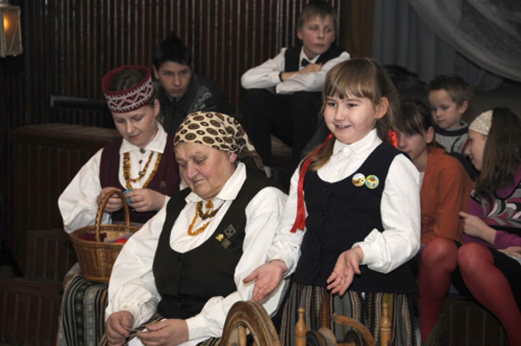Svinot Sveču dienu, ikviens svitenieks bija aicināts atnest sveci vai svečturi uz izstādi. Vietējā tautas namā 17. februārī kopumā bija 127 sveces un 88 svečturi. Pieaugušo un bērnu folkloras kopas dziedāja, aicināja rotaļās. Tika...
Autors: Ivars Bogdanovs