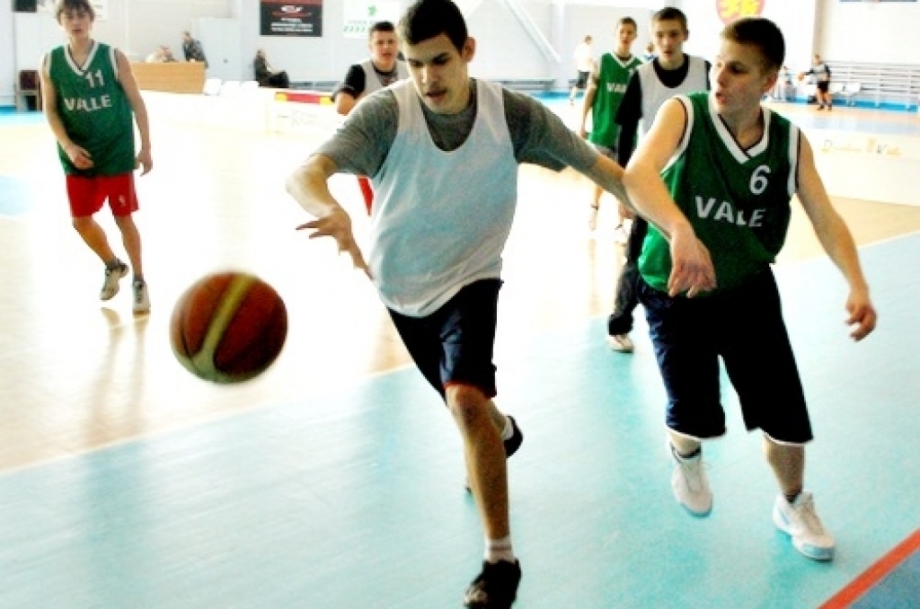 Bauskas Bērnu un jaunatnes sporta skolas rīkotajās basketbola sacīkstēs 8. – 9. klašu skolēniem ieradās 20 zēnu komandu un sešas meiteņu vienības. 12. februārī šīs spēles notika daļēji pēc ielu basketbola noteikumiem – laukumā cīnījās trīs...
Autors: Uldis Varnevičs