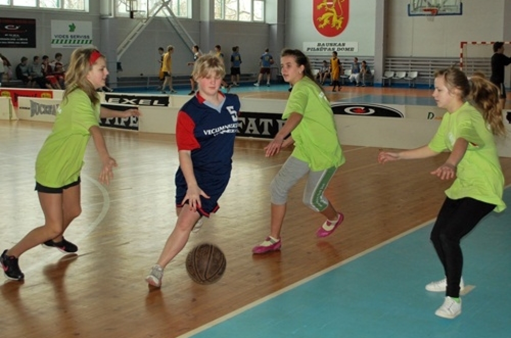 Bauskas Bērnu un jaunatnes sporta skolas rīkotajās basketbola sacīkstēs 8. – 9. klašu skolēniem ieradās 20 zēnu komandu un sešas meiteņu vienības. 12. februārī šīs spēles notika daļēji pēc ielu basketbola noteikumiem – laukumā cīnījās trīs...
Autors: Uldis Varnevičs