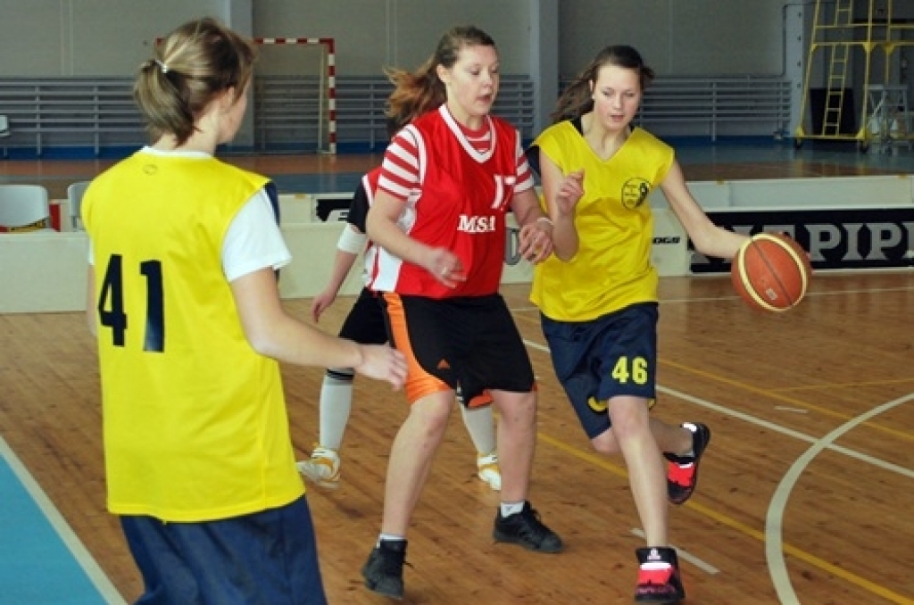 Bauskas Bērnu un jaunatnes sporta skolas rīkotajās basketbola sacīkstēs 8. – 9. klašu skolēniem ieradās 20 zēnu komandu un sešas meiteņu vienības. 12. februārī šīs spēles notika daļēji pēc ielu basketbola noteikumiem – laukumā cīnījās trīs...
Autors: Uldis Varnevičs