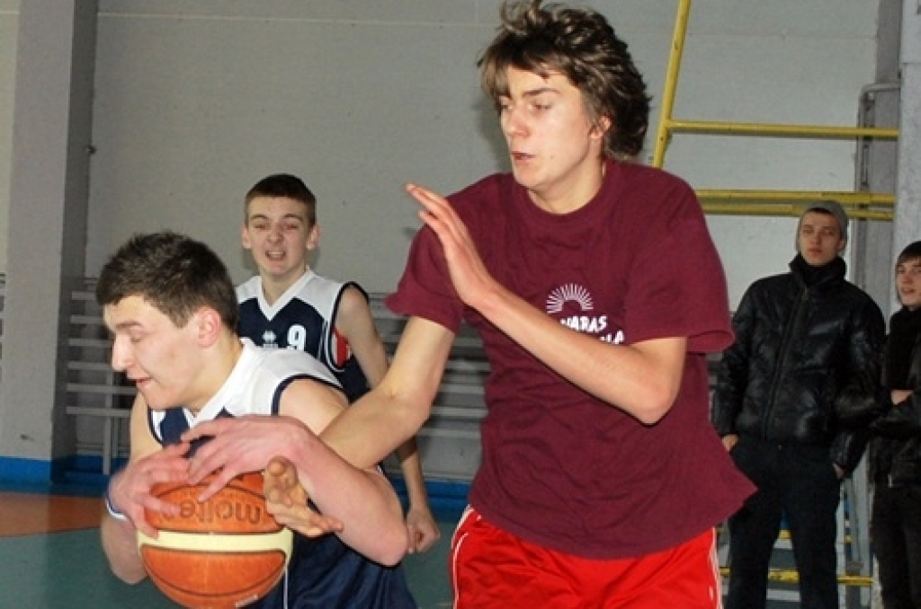 Bauskas Bērnu un jaunatnes sporta skolas rīkotajās basketbola sacīkstēs 8. – 9. klašu skolēniem ieradās 20 zēnu komandu un sešas meiteņu vienības. 12. februārī šīs spēles notika daļēji pēc ielu basketbola noteikumiem – laukumā cīnījās trīs...
Autors: Uldis Varnevičs