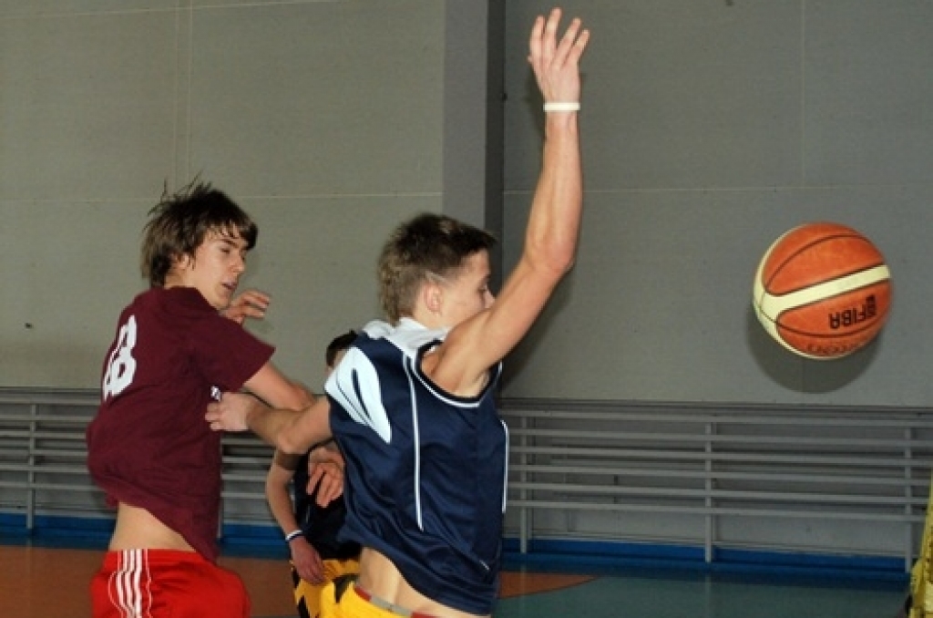 Bauskas Bērnu un jaunatnes sporta skolas rīkotajās basketbola sacīkstēs 8. – 9. klašu skolēniem ieradās 20 zēnu komandu un sešas meiteņu vienības. 12. februārī šīs spēles notika daļēji pēc ielu basketbola noteikumiem – laukumā cīnījās trīs...
Autors: Uldis Varnevičs