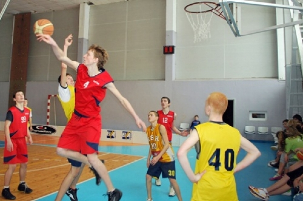 Bauskas Bērnu un jaunatnes sporta skolas rīkotajās basketbola sacīkstēs 8. – 9. klašu skolēniem ieradās 20 zēnu komandu un sešas meiteņu vienības. 12. februārī šīs spēles notika daļēji pēc ielu basketbola noteikumiem – laukumā cīnījās trīs...
Autors: Uldis Varnevičs