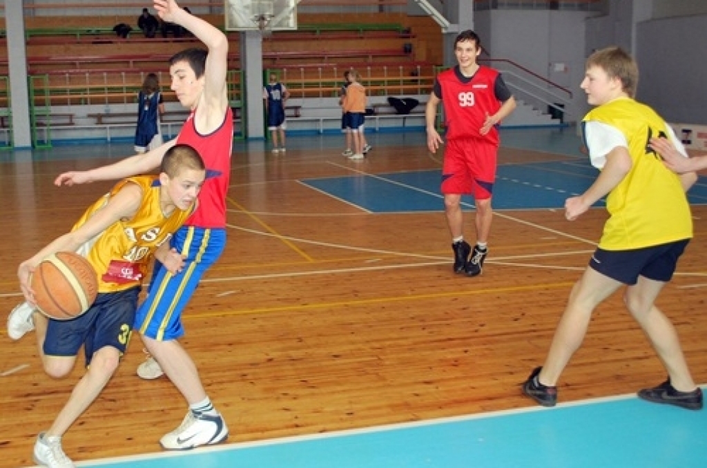 Bauskas Bērnu un jaunatnes sporta skolas rīkotajās basketbola sacīkstēs 8. – 9. klašu skolēniem ieradās 20 zēnu komandu un sešas meiteņu vienības. 12. februārī šīs spēles notika daļēji pēc ielu basketbola noteikumiem – laukumā cīnījās trīs...
Autors: Uldis Varnevičs