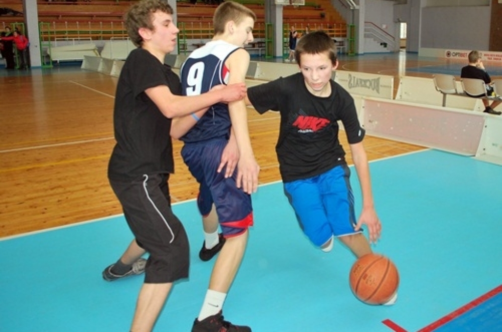 Bauskas Bērnu un jaunatnes sporta skolas rīkotajās basketbola sacīkstēs 8. – 9. klašu skolēniem ieradās 20 zēnu komandu un sešas meiteņu vienības. 12. februārī šīs spēles notika daļēji pēc ielu basketbola noteikumiem – laukumā cīnījās trīs...
Autors: Uldis Varnevičs