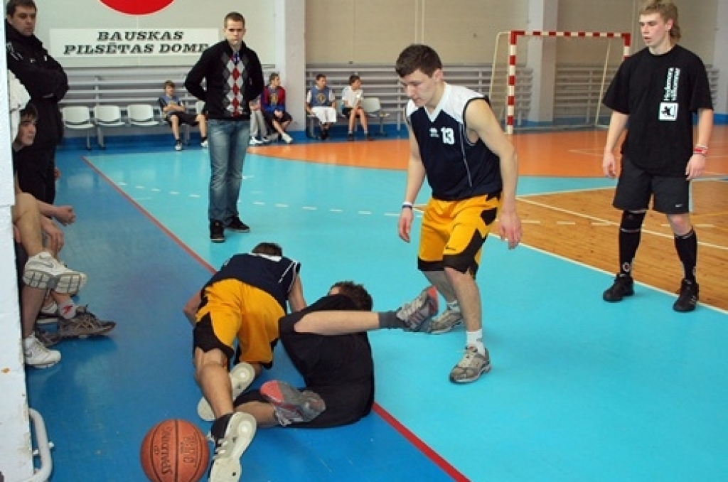Bauskas Bērnu un jaunatnes sporta skolas rīkotajās basketbola sacīkstēs 8. – 9. klašu skolēniem ieradās 20 zēnu komandu un sešas meiteņu vienības. 12. februārī šīs spēles notika daļēji pēc ielu basketbola noteikumiem – laukumā cīnījās trīs...
Autors: Uldis Varnevičs