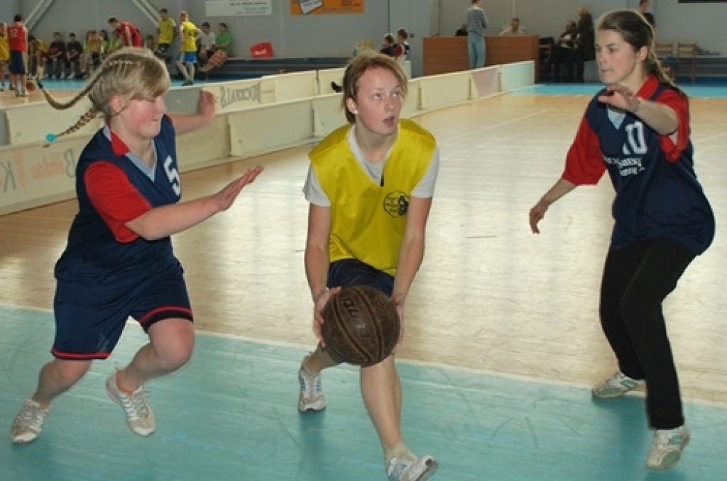 Bauskas Bērnu un jaunatnes sporta skolas rīkotajās basketbola sacīkstēs 8. – 9. klašu skolēniem ieradās 20 zēnu komandu un sešas meiteņu vienības. 12. februārī šīs spēles notika daļēji pēc ielu basketbola noteikumiem – laukumā cīnījās trīs...
Autors: Uldis Varnevičs