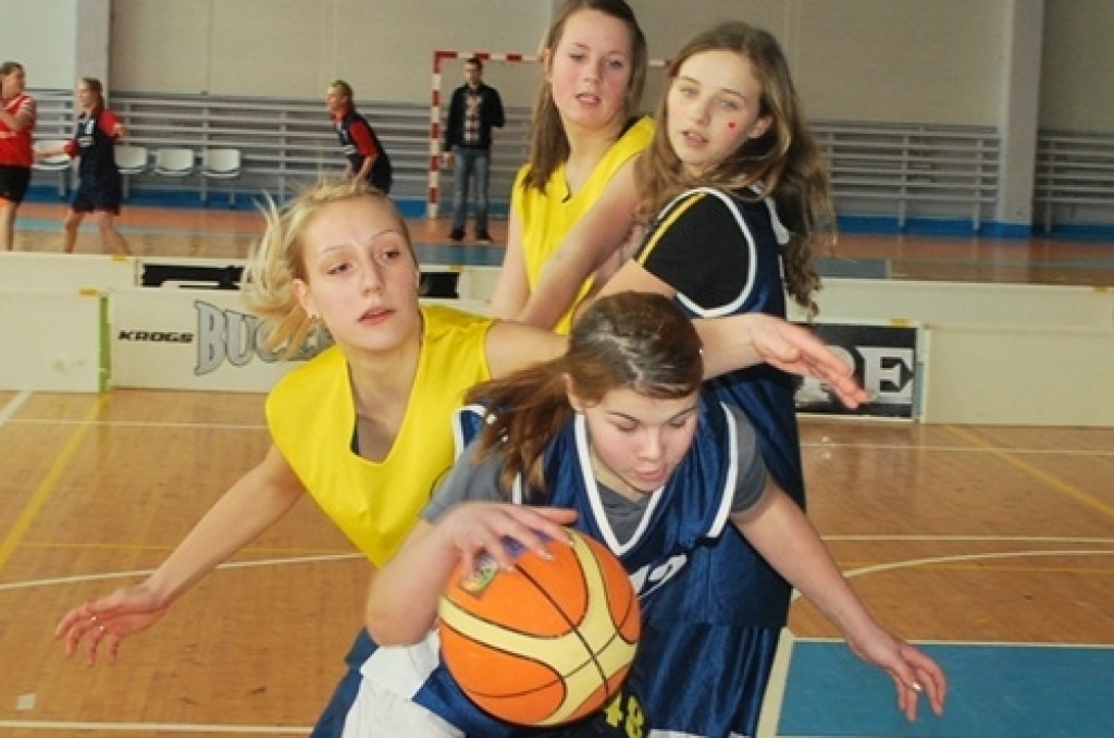 Bauskas Bērnu un jaunatnes sporta skolas rīkotajās basketbola sacīkstēs 8. – 9. klašu skolēniem ieradās 20 zēnu komandu un sešas meiteņu vienības. 12. februārī šīs spēles notika daļēji pēc ielu basketbola noteikumiem – laukumā cīnījās trīs...
Autors: Uldis Varnevičs
