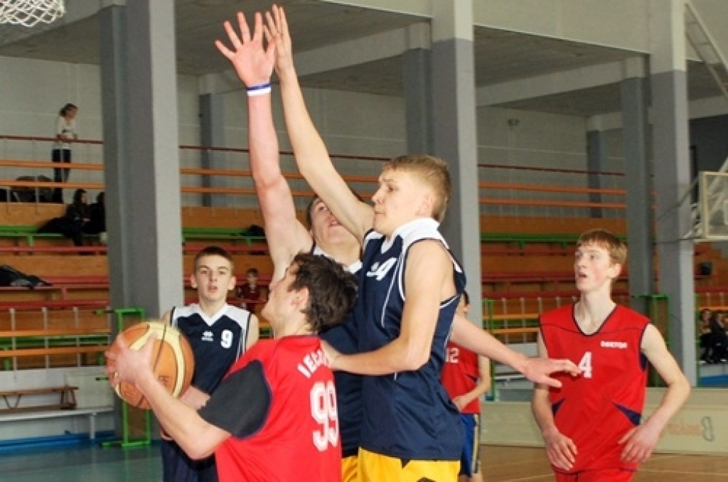 Bauskas Bērnu un jaunatnes sporta skolas rīkotajās basketbola sacīkstēs 8. – 9. klašu skolēniem ieradās 20 zēnu komandu un sešas meiteņu vienības. 12. februārī šīs spēles notika daļēji pēc ielu basketbola noteikumiem – laukumā cīnījās trīs...
Autors: Uldis Varnevičs
