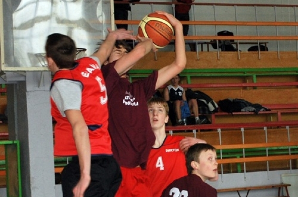 Bauskas Bērnu un jaunatnes sporta skolas rīkotajās basketbola sacīkstēs 8. – 9. klašu skolēniem ieradās 20 zēnu komandu un sešas meiteņu vienības. 12. februārī šīs spēles notika daļēji pēc ielu basketbola noteikumiem – laukumā cīnījās trīs...
Autors: Uldis Varnevičs
