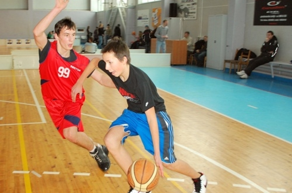 Bauskas Bērnu un jaunatnes sporta skolas rīkotajās basketbola sacīkstēs 8. – 9. klašu skolēniem ieradās 20 zēnu komandu un sešas meiteņu vienības. 12. februārī šīs spēles notika daļēji pēc ielu basketbola noteikumiem – laukumā cīnījās trīs...
Autors: Uldis Varnevičs