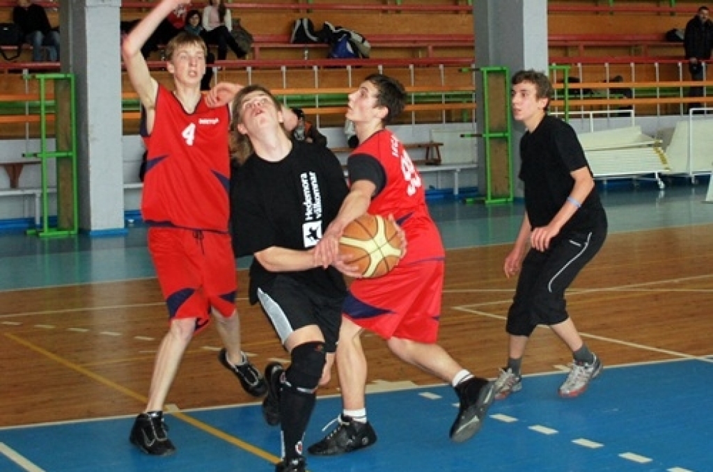 Bauskas Bērnu un jaunatnes sporta skolas rīkotajās basketbola sacīkstēs 8. – 9. klašu skolēniem ieradās 20 zēnu komandu un sešas meiteņu vienības. 12. februārī šīs spēles notika daļēji pēc ielu basketbola noteikumiem – laukumā cīnījās trīs...
Autors: Uldis Varnevičs
