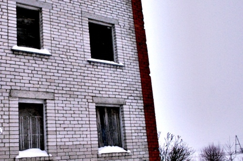 Dāviņu ciemata Bauskas ielas 11. māja šogad piedzīvo grūtus laikus. Pagrabos un neapdzīvotajos dzīvokļos sasalušas ūdens caurules, atstājot māju bez ūdens. Antisanitārie apstākļi nav vienīgā nama iedzīvotāju problēma, jo arī mājas...
Autors: Uldis Varnevičs