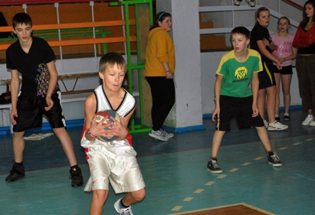 Bauskas 1. vidusskolas audzēkņi mērojas spēkiem sporta spartakiādē. 11. februārī sporta namā «Mēmele» bija tautas bumbas sacensības 5. – 9. klašu skolēniem. Puišu konkurencē 8. un 9. klašu grupā uzvarēja 9.b klase, otrā bija 8.a klase, bet...
Autors: Uldis Varnevičs