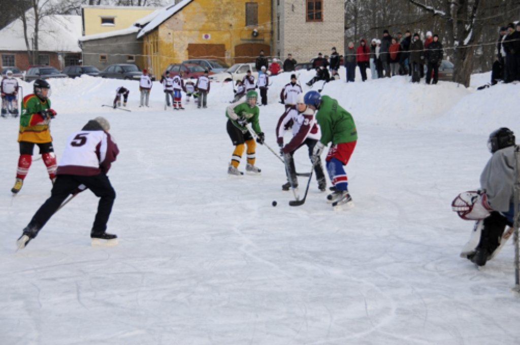 Skaistkalnes aizsalušais dīķis šajā ziemā kļuvis par aktīvu pulcēšanās vietu. 10. februārī, plīvojot Latvijas karogam, vietējie fani juta līdzi savai hokeja komandai, kas uzņēma viesus – Lietuvas spēlētājus no Jodupes. Skaistkalniešu...
Autors: Ivars Bogdanovs