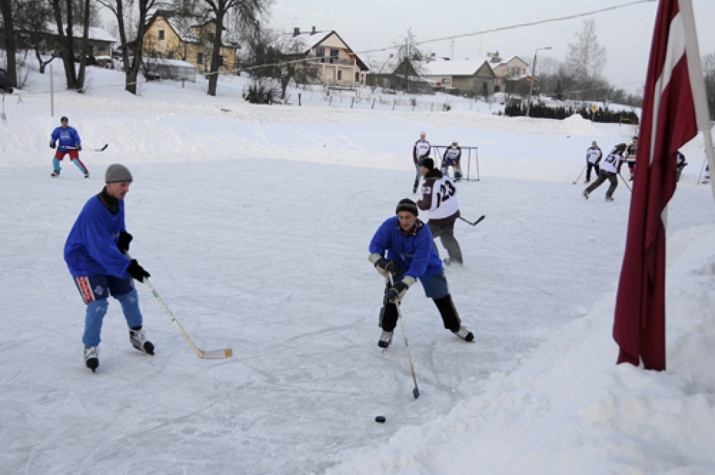 Skaistkalnes aizsalušais dīķis šajā ziemā kļuvis par aktīvu pulcēšanās vietu. 10. februārī, plīvojot Latvijas karogam, vietējie fani juta līdzi savai hokeja komandai, kas uzņēma viesus – Lietuvas spēlētājus no Jodupes. Skaistkalniešu...
Autors: Ivars Bogdanovs