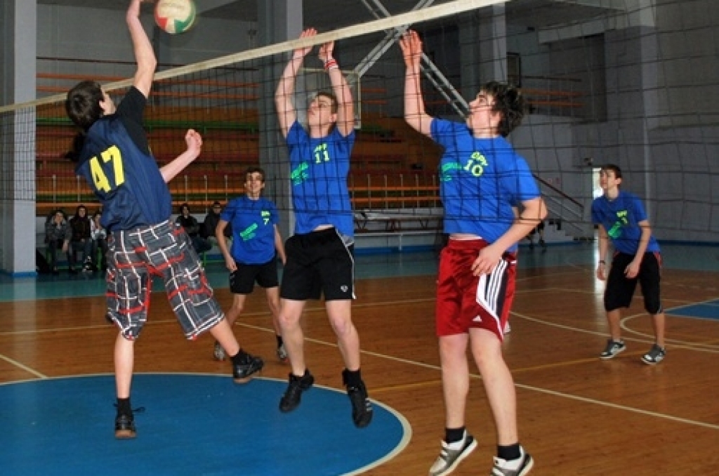 Volejbola turnīrā «Lāse 2010» 5. – 9. klašu skolēniem zēnu grupā par uzvarētājiem kļuva Valles vidusskolas puiši. Otrajā vietā palika Bauskas 2. vidusskolas komanda, bet trešā – Mežotnes pamatskola. 

Meiteņu cīņās Gunta Mašinska vadītajai...
Autors: Uldis Varnevičs