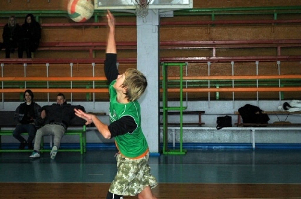 Volejbola turnīrā «Lāse 2010» 5. – 9. klašu skolēniem zēnu grupā par uzvarētājiem kļuva Valles vidusskolas puiši. Otrajā vietā palika Bauskas 2. vidusskolas komanda, bet trešā – Mežotnes pamatskola. 

Meiteņu cīņās Gunta Mašinska vadītajai...
Autors: Uldis Varnevičs