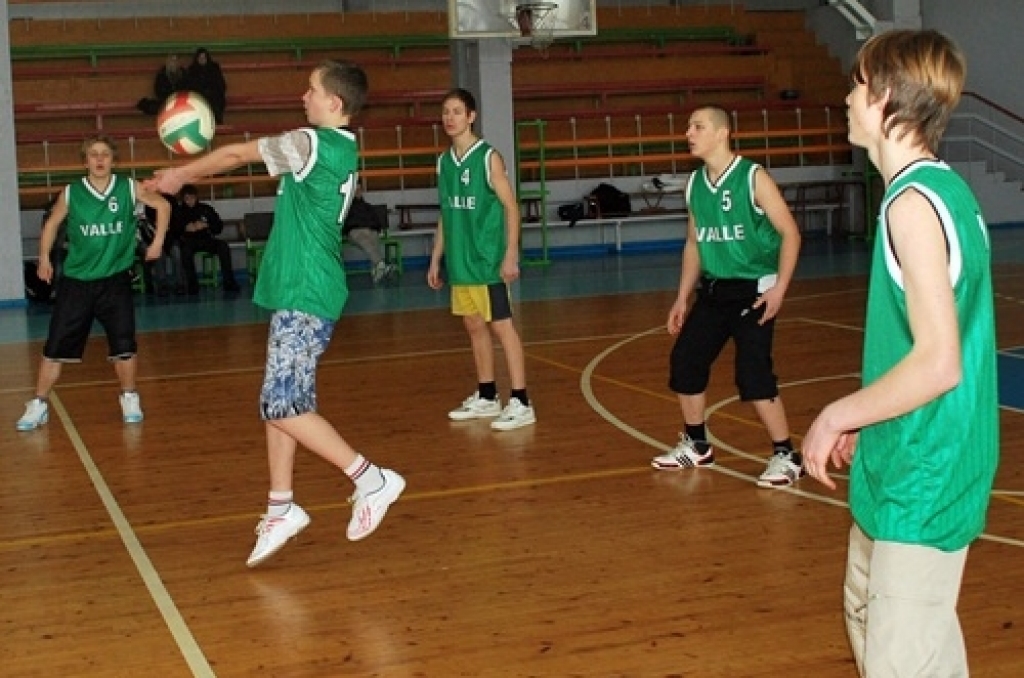 Volejbola turnīrā «Lāse 2010» 5. – 9. klašu skolēniem zēnu grupā par uzvarētājiem kļuva Valles vidusskolas puiši. Otrajā vietā palika Bauskas 2. vidusskolas komanda, bet trešā – Mežotnes pamatskola. 

Meiteņu cīņās Gunta Mašinska vadītajai...
Autors: Uldis Varnevičs
