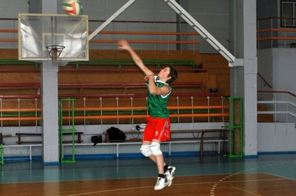 Volejbola turnīrā «Lāse 2010» 5. – 9. klašu skolēniem zēnu grupā par uzvarētājiem kļuva Valles vidusskolas puiši. Otrajā vietā palika Bauskas 2. vidusskolas komanda, bet trešā – Mežotnes pamatskola. 

Meiteņu cīņās Gunta Mašinska vadītajai...
Autors: Uldis Varnevičs